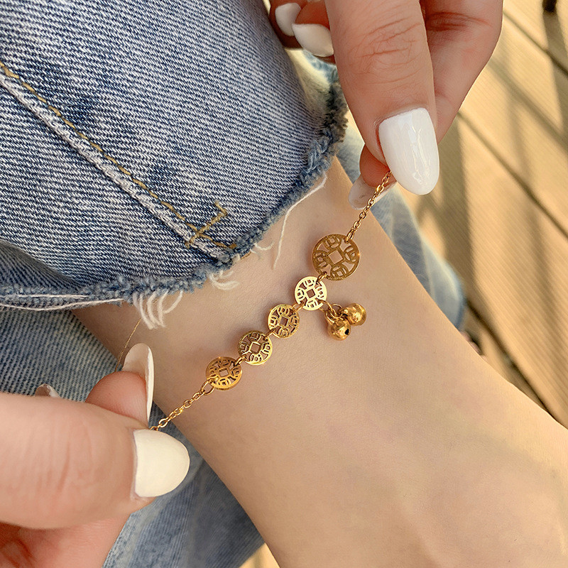 Anklets simple și generoase din oțel titan nu se estompează, personalitate sexy, gleznele simple cu clopoței de modă pot fi aduse în baie