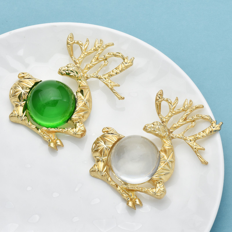 Wuli&baby Broșe de căprioară din rășină pentru femei, unisex, 2 culori, design nou, Crăciun, Anul Nou, căprior, petrecere cu animale, broșă de birou, cadouri