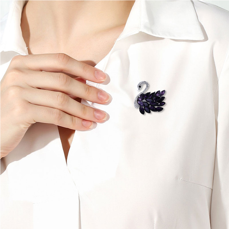 Broš u obliku labuda za žene ili djevojčice Ljubičasti kristalni broš Visokokvalitetni broš u obliku ptice labuda Ženski broš u obliku igle Blagdanski darovi Modni nakit