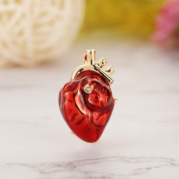 Blucome Red Enamel Vivid Heart Брошки Жени Мъже Пуловер Висулка Болница Клиника Професионална униформа Доктор Брошка Значка Игли