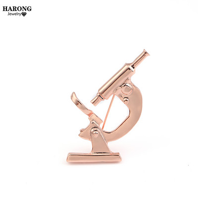 Klasikinio mikroskopo atvarto sagės smeigtukai Medicininės įrangos metalinis emalio smeigtukas slaugytojui daktarui studentui kasdienių papuošalų kuprinės sagė