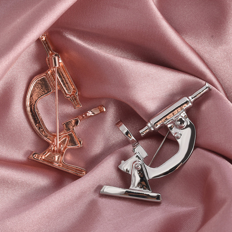 Klasikinio mikroskopo atvarto sagės smeigtukai Medicininės įrangos metalinis emalio smeigtukas slaugytojui daktarui studentui kasdienių papuošalų kuprinės sagė