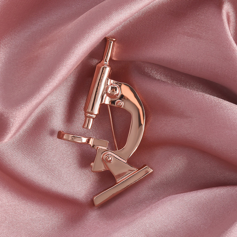 Klasikinio mikroskopo atvarto sagės smeigtukai Medicininės įrangos metalinis emalio smeigtukas slaugytojui daktarui studentui kasdienių papuošalų kuprinės sagė