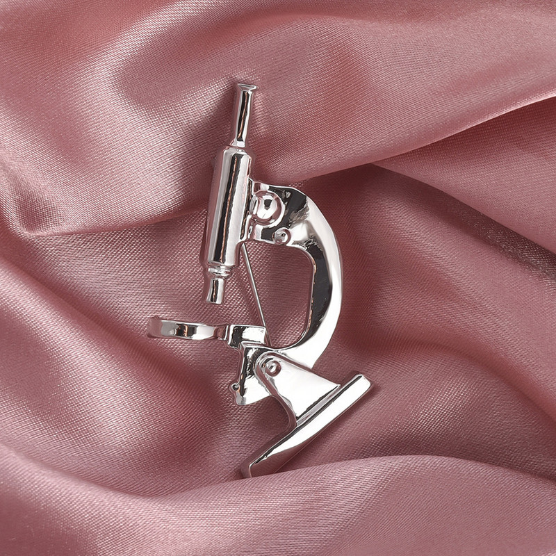 Klasikinio mikroskopo atvarto sagės smeigtukai Medicininės įrangos metalinis emalio smeigtukas slaugytojui daktarui studentui kasdienių papuošalų kuprinės sagė