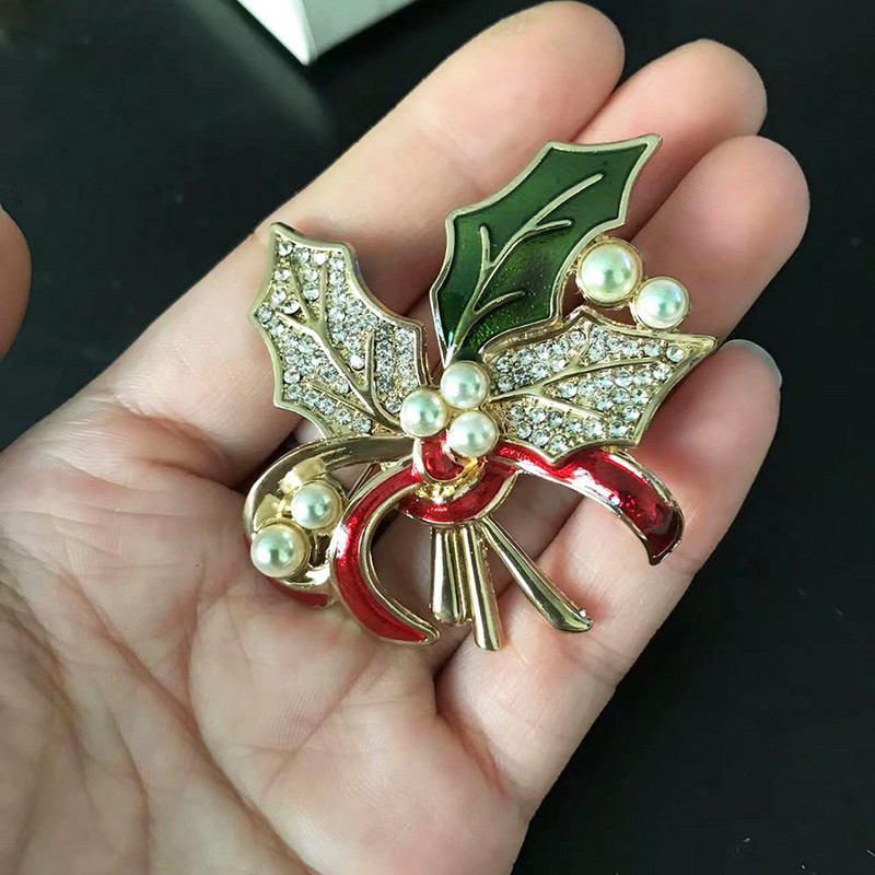 Új, kézzel készített zománcozott karácsonyi ünnepi ajándék Qrnaments Holly Leaf Pearl bross