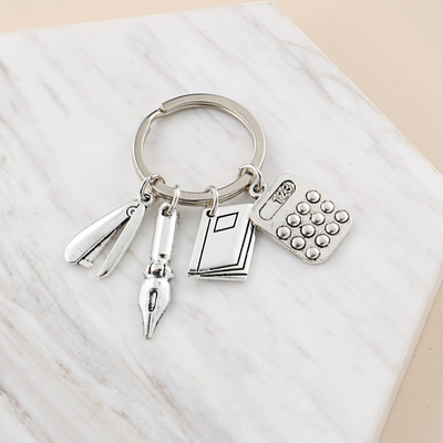 Novi učiteljski privjesak za ključeve Studijski privjesak za ključeve Klamerica Olovka Knjiga Kalkulator Školski pribor Privjesak za ključeve Poklon za Dan učitelja Ručno izrađen nakit