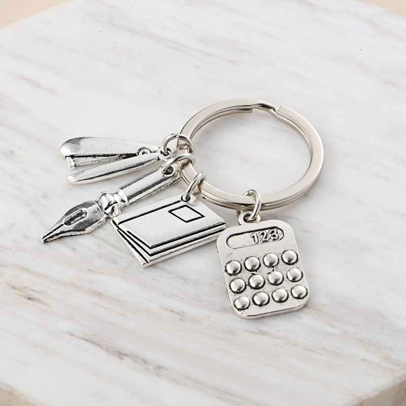 Novi učiteljski privjesak za ključeve Studijski privjesak za ključeve Klamerica Olovka Knjiga Kalkulator Školski pribor Privjesak za ključeve Poklon za Dan učitelja Ručno izrađen nakit