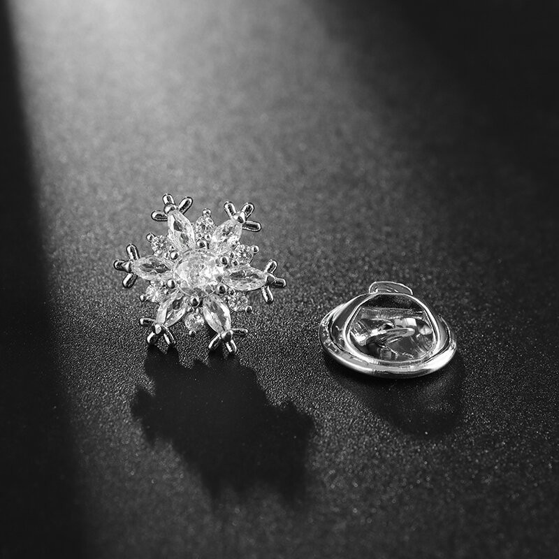 Új divat, kifinomult fényes hópehely berakásos teljes cirkon kis bross Elegáns női ing mandzsetta bross