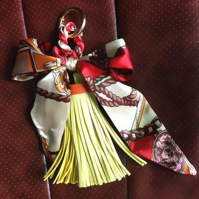 Eșarfe la modă de înaltă calitate Suport cheie panglică cu fundătură rafinată din piele PU ciucuri brelocuri femei geantă cu pandantiv breloc