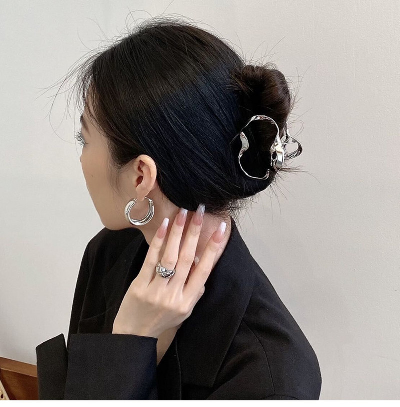 HangZhi 2022 Punk Neregulat Metal Sens de lux Linie scobită Personalitate exagerată Clip de rechin pentru femei la modă petrecere