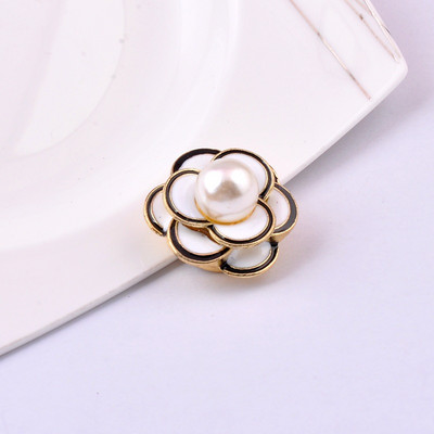 Kiváló minőségű kamélia virágmágneses bross, gyöngyház erős fémbevonatú, mágneses, lyukas tűs brossok női ruházati kiegészítők számára