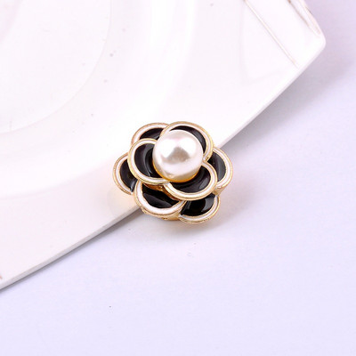 Kiváló minőségű kamélia virágmágneses bross, gyöngyház erős fémbevonatú, mágneses, lyukas tűs brossok női ruházati kiegészítők számára