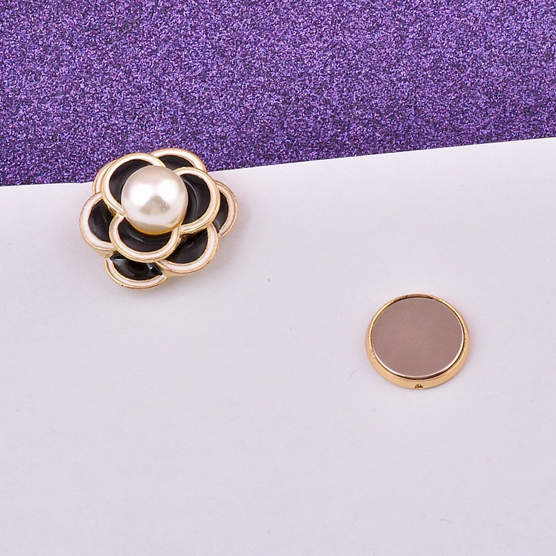 Kiváló minőségű kamélia virágmágneses bross, gyöngyház erős fémbevonatú, mágneses, lyukas tűs brossok női ruházati kiegészítők számára