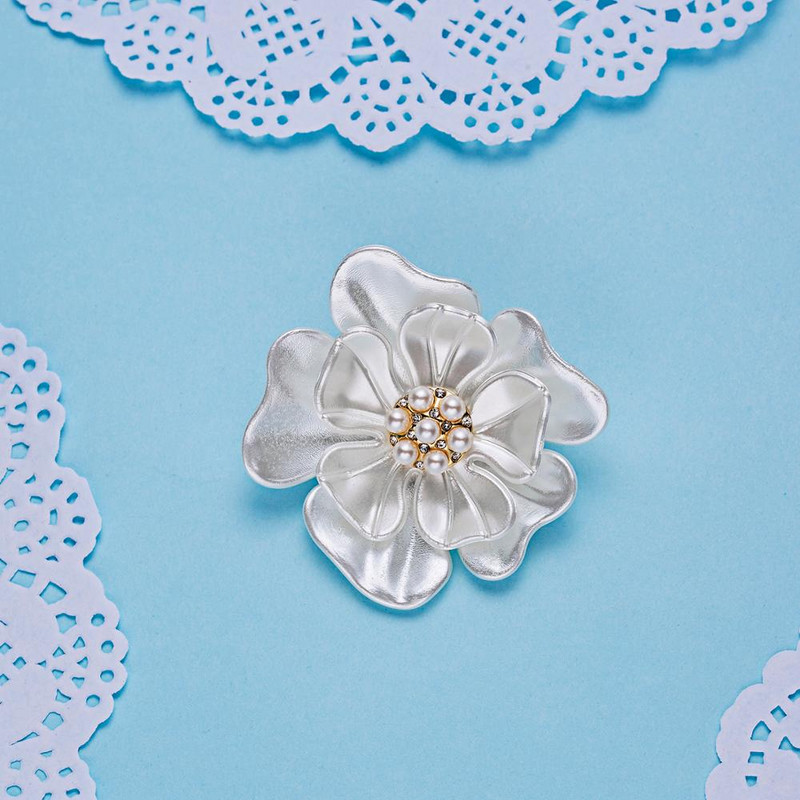 Női Elegáns Kamélia Virág Bross Pin Pearl Fehér Virág Brossok Női Divat Selyem Sál Féktűs Ékszerek Lányoknak Ajándék