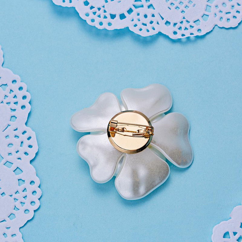 Női Elegáns Kamélia Virág Bross Pin Pearl Fehér Virág Brossok Női Divat Selyem Sál Féktűs Ékszerek Lányoknak Ajándék