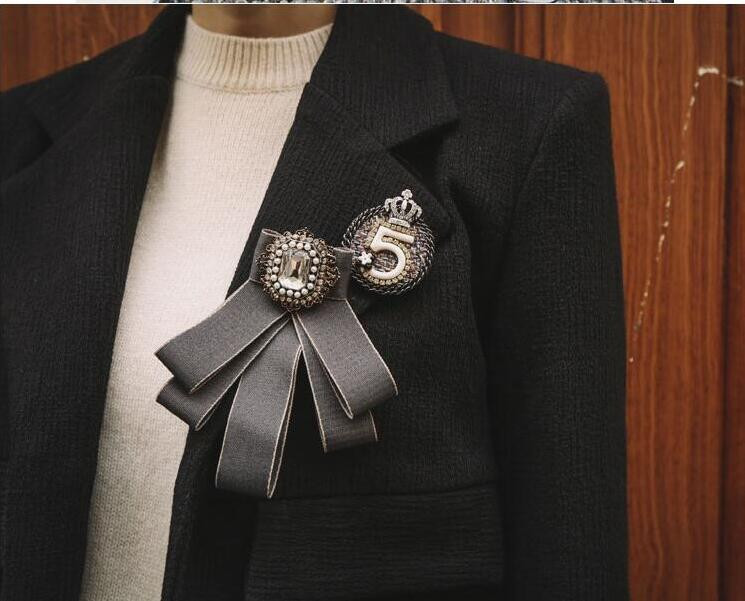 Brand Design Crystal Crown Broșe c No.5 Broșe pentru femei Strass Cruce Cuz broșă Broșă Retro Circle Pin Bijuterii