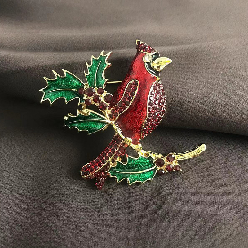 2022 m. Nauja Kalėdų serija Šventinių dovanų emaliu nudažyta raudonai miela ir įdomi Laimės paukščio sagė