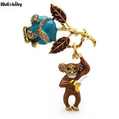 Wuli&baby Naughty Monkey Hold Rose Bross Női Uniszex 2 színű zománcozott Eat Banana Raise Virág Állatparti Brosstűk