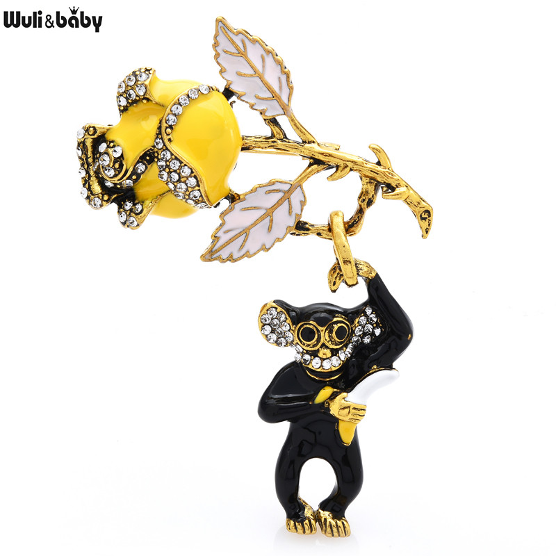 Wuli&baby Naughty Monkey Hold Rose Bross Női Uniszex 2 színű zománcozott Eat Banana Raise Virág Állatparti Brosstűk