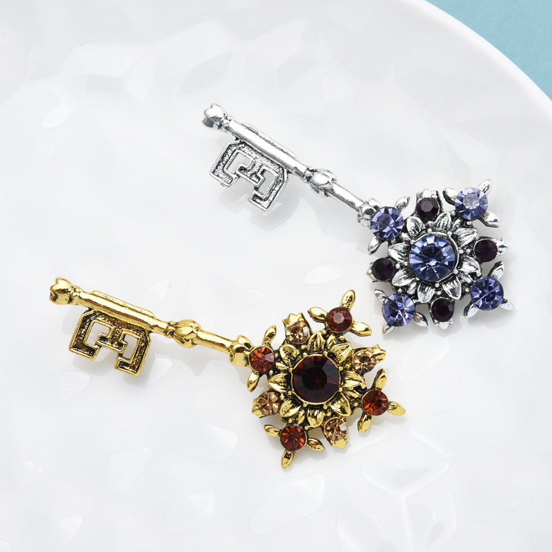 Wuli&baby Ace pentru broșă cheie palatului vintage, 2 culori, bijuterii de modă gotică, cadou, cheie cu geometrie, bijuterii de designer