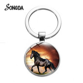 Снимка на кон Ретро пънк ключодържател Див кон Символ на свободата Ключодържател от стъклена сплав Ръчно изработени аксесоари за животни със сребърно покритие