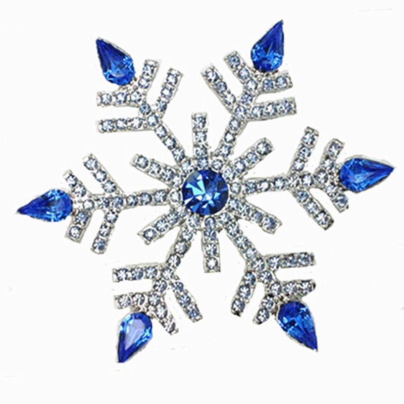 Retro pretjerani božićni broš s pahuljicom plavo srebrne boje bijeli poludragi kamen igla za ovratnik kaputa prisutna
