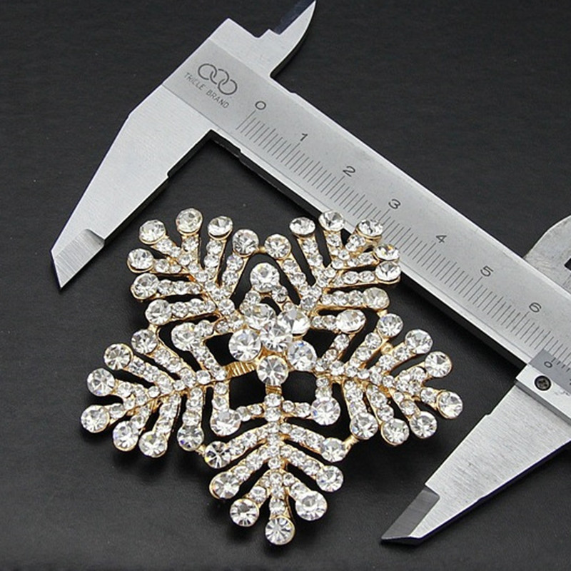 Retro pretjerani božićni broš s pahuljicom plavo srebrne boje bijeli poludragi kamen igla za ovratnik kaputa prisutna