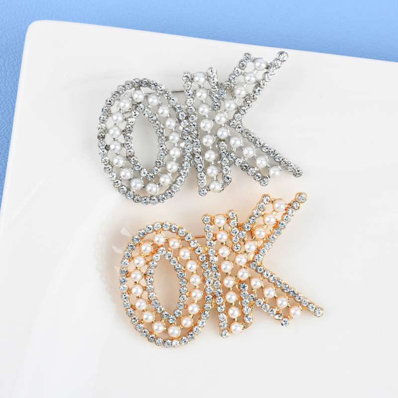 Perla 2 culori Literă OK Broșe pentru femei Cuvinte strălucitoare Litere Birou Broșă Casual Pin Cadouri