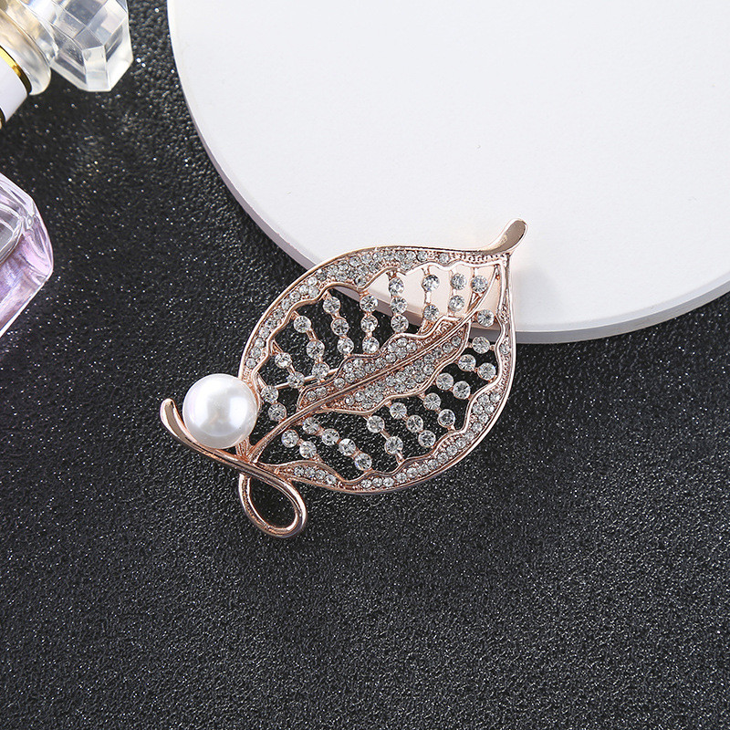 Broșă cu frunze cu strasuri scobite Bling perle simulate Ace pentru corsaj Toate se potrivesc Broșe Bisuteria Cadou cu ridicata pentru femei