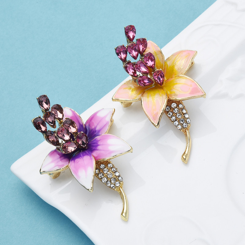 Wuli&baby Broșe cu flori de crin cu stras pentru femei, unisex, 2 culori, email fermecător, pentru petrecere, broșă de birou, cadouri