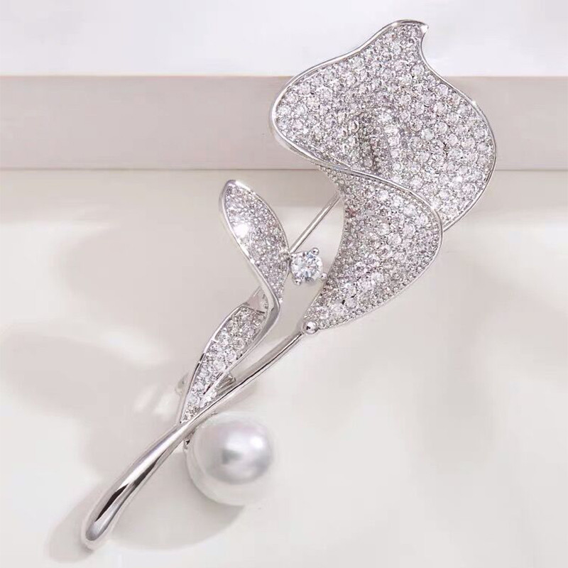 Wuli&baby Broșe cu crin cu stras complet pentru femei, 2 culori, flori de crin perlat, nunți, petrecere, broșă casual, ace, cadouri