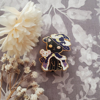 Desen animat drăguț magic vrăjitor pisică albă neagră pălărie magică luna stea insignă email broșă rucsac rever haine ac cuplu cadou bijuterii