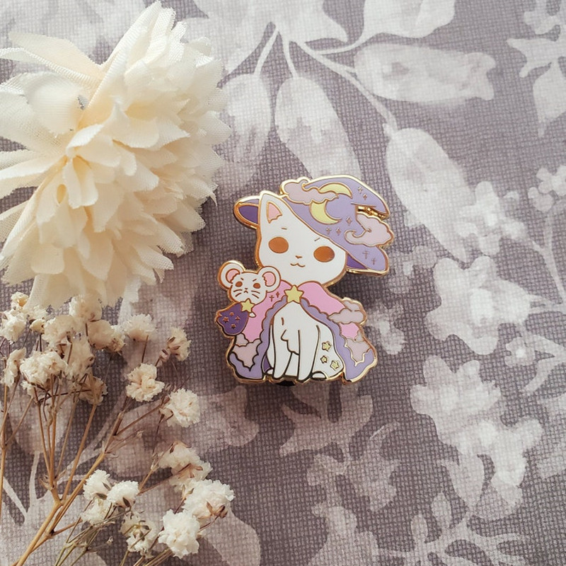 Desen animat drăguț magic vrăjitor pisică albă neagră pălărie magică luna stea insignă email broșă rucsac rever haine ac cuplu cadou bijuterii