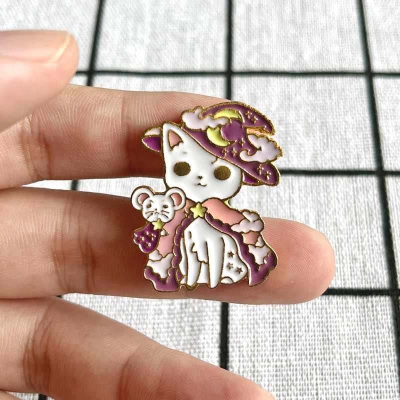 Desen animat drăguț magic vrăjitor pisică albă neagră pălărie magică luna stea insignă email broșă rucsac rever haine ac cuplu cadou bijuterii