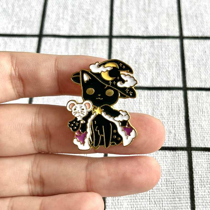 Desen animat drăguț magic vrăjitor pisică albă neagră pălărie magică luna stea insignă email broșă rucsac rever haine ac cuplu cadou bijuterii