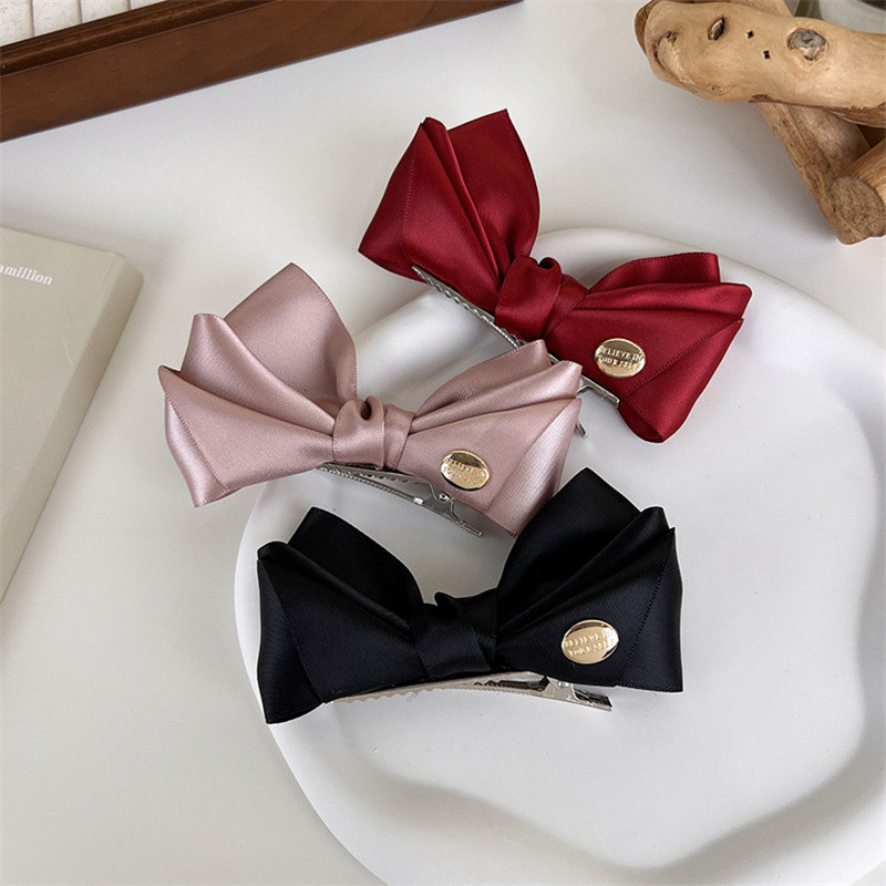 1 pereche de ac de păr din satin tridimensional de înaltă calitate din Coreea Clip pentru picior de rață, etichetă mică de aur, ac accesorii de păr pentru femei