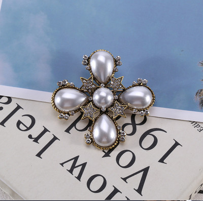Broșă cu ciucuri de perle de lux Numărul 5 Broșă Cadou pentru fete Accesorii Geantă Îmbrăcăminte pentru femei Pin pentru bărbați Cadou Bijuterii