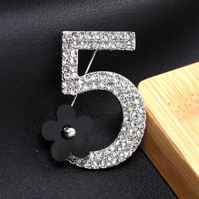 Broșă cu ciucuri de perle de lux Numărul 5 Broșă Cadou pentru fete Accesorii Geantă Îmbrăcăminte pentru femei Pin pentru bărbați Cadou Bijuterii