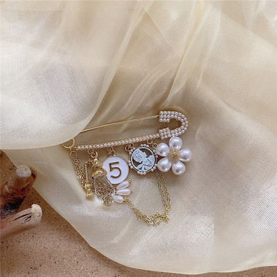 Broșă cu ciucuri de perle de lux Numărul 5 Broșă Cadou pentru fete Accesorii Geantă Îmbrăcăminte pentru femei Pin pentru bărbați Cadou Bijuterii