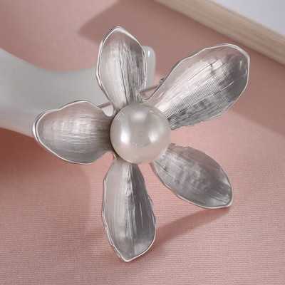 Xingyunday Matt zlatni broševi s pet latica cvijeća za žene Vintage biserni broš Igle za vjenčani nakit Dobar dar