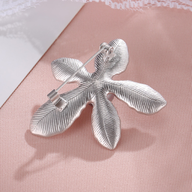 Xingyunday Matt zlatni broševi s pet latica cvijeća za žene Vintage biserni broš Igle za vjenčani nakit Dobar dar