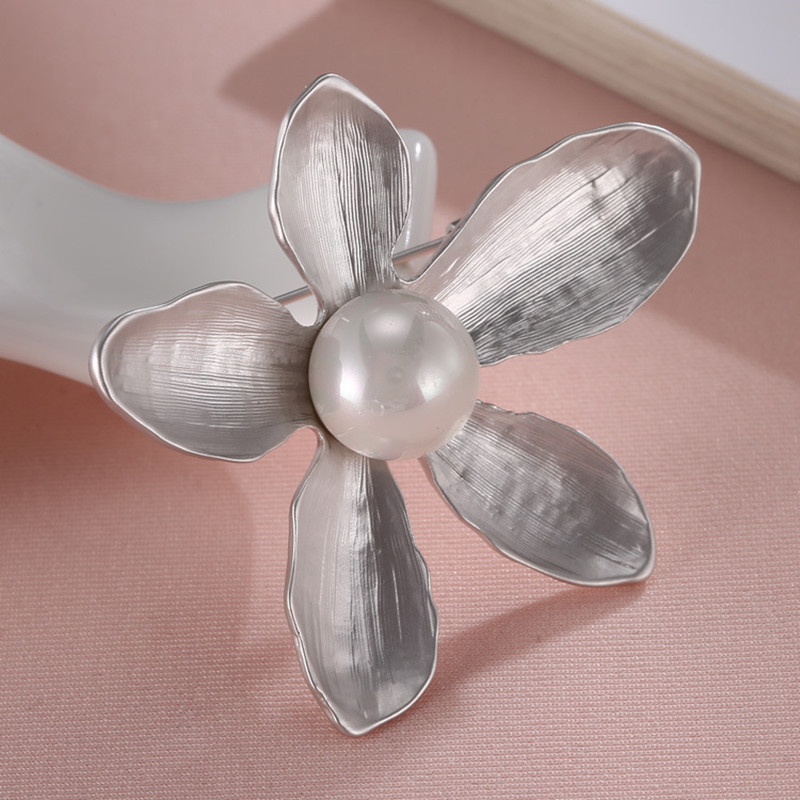 Xingyunday Matt zlatni broševi s pet latica cvijeća za žene Vintage biserni broš Igle za vjenčani nakit Dobar dar