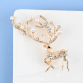 Gyönyörű zománcozott gyöngy strasszos karácsonyi szarvas fém bross nőknek divat, téli újévi ékszertűk, ajándék