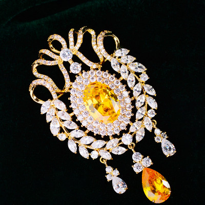 OKILY Vintage Court Style CZ brossok Luxus AAA cirkon bojt brosstűk Elegáns hangulatú koronás koronás női kabát ékszerek