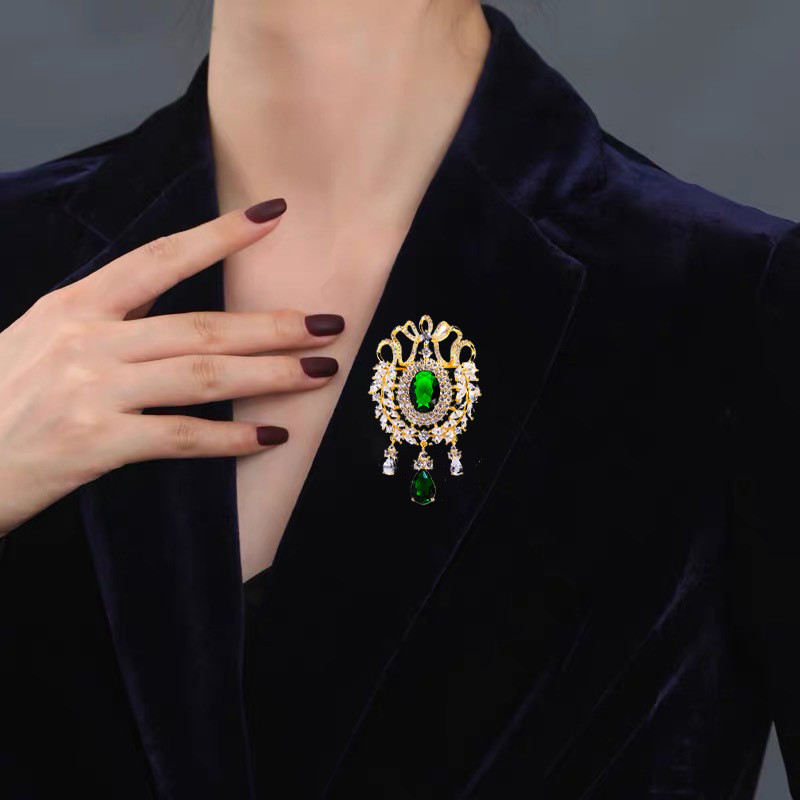 OKILY Vintage Court Style CZ brossok Luxus AAA cirkon bojt brosstűk Elegáns hangulatú koronás koronás női kabát ékszerek