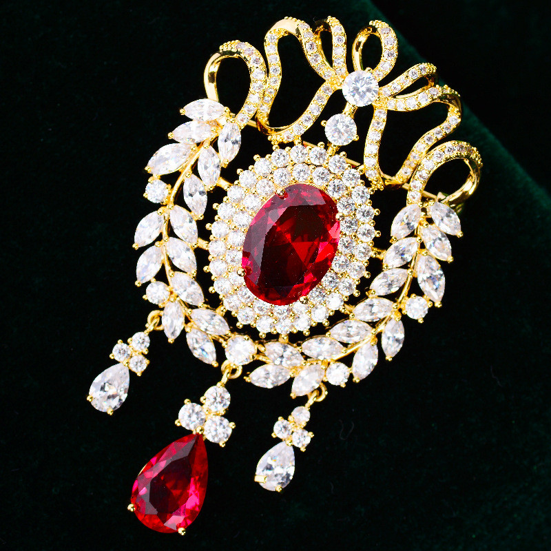 OKILY Vintage Court Style CZ brossok Luxus AAA cirkon bojt brosstűk Elegáns hangulatú koronás koronás női kabát ékszerek
