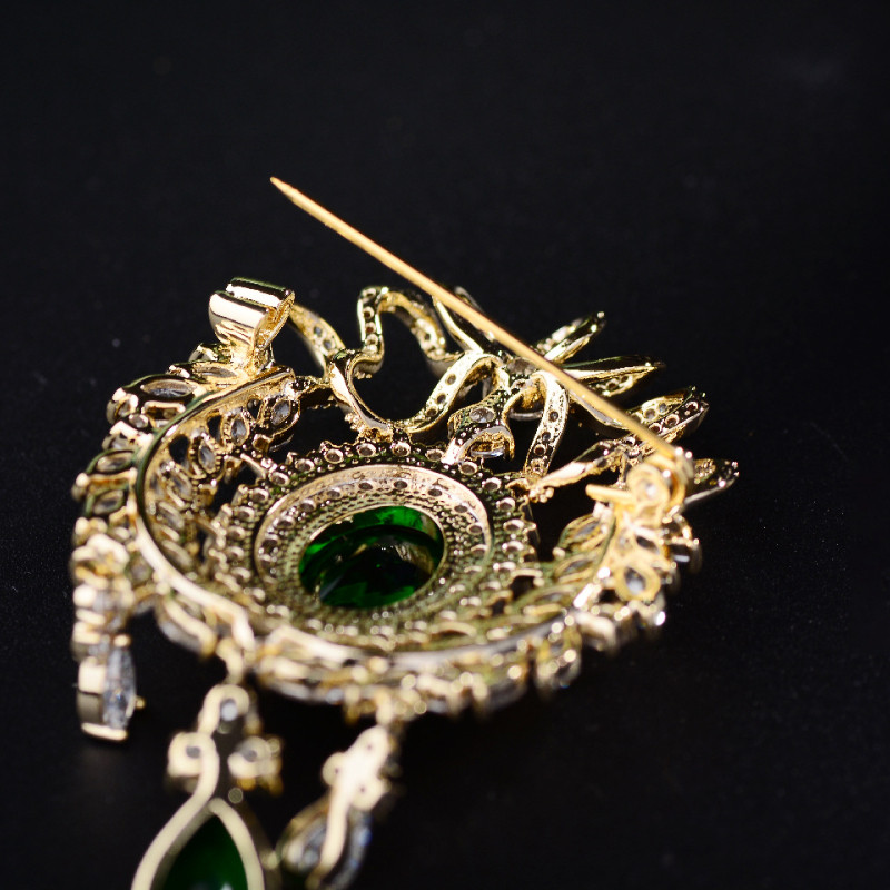 OKILY Vintage Court Style CZ brossok Luxus AAA cirkon bojt brosstűk Elegáns hangulatú koronás koronás női kabát ékszerek