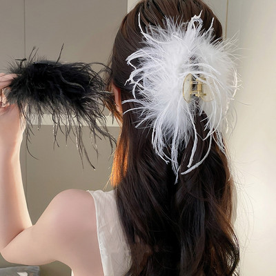 2022 Зимна супер фея Шнола за коса от щраусови пера Дизайн на ниша Висококачествена бяла черна скоба за хващане Нокът за коса Дамски аксесоари за коса
