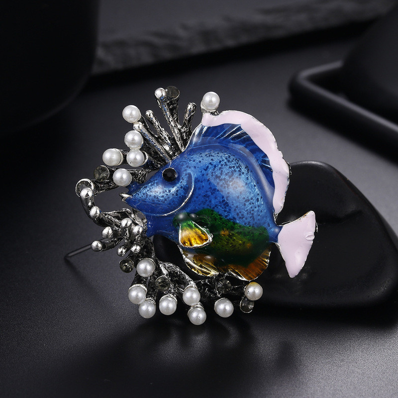 Broșă drăguță cu pește de mare, ace de rever cu perle de coral, pentru femei, bijuterii cu animale, design amuzant de primăvară, broșă nouă de lux de înaltă calitate