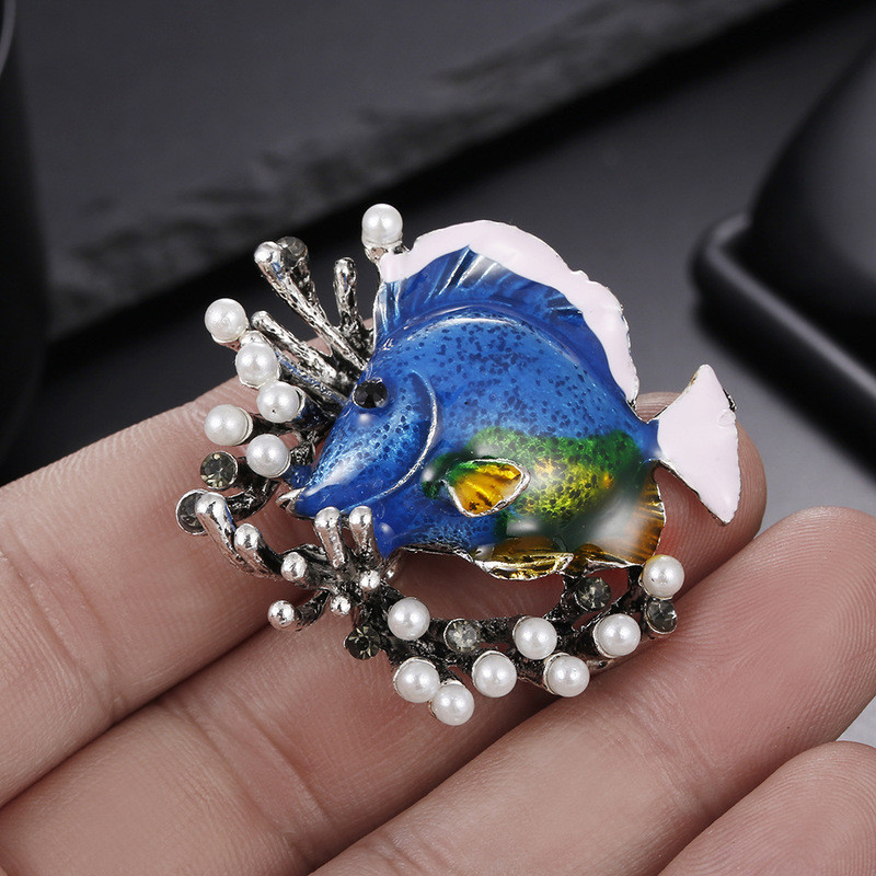 Broșă drăguță cu pește de mare, ace de rever cu perle de coral, pentru femei, bijuterii cu animale, design amuzant de primăvară, broșă nouă de lux de înaltă calitate